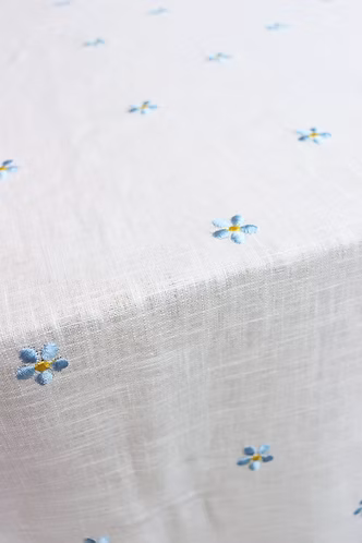 Runner Lino Bianco con Margheritine Azzurre Ricamate Pratoline - Imagen 5