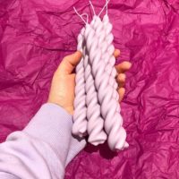 CANDLE BLOCK TAPERED TWIRL PURPLE SINGLE - Imagen 2