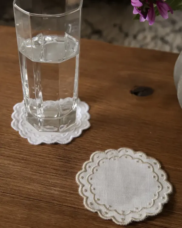 Coaster Bolinhas White With White Set Of 8 - Imagen 3