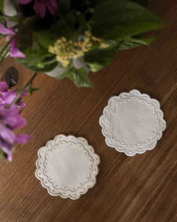 Coaster Bolinhas White With White Set Of 8 - Imagen 2