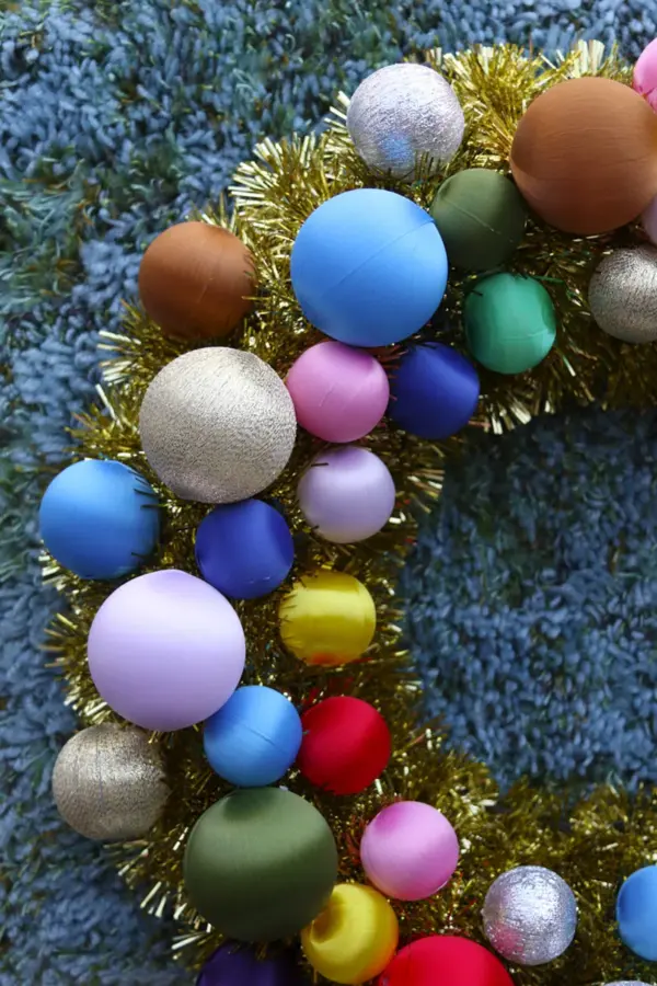 SATIN BALL WREATH - Imagen 2