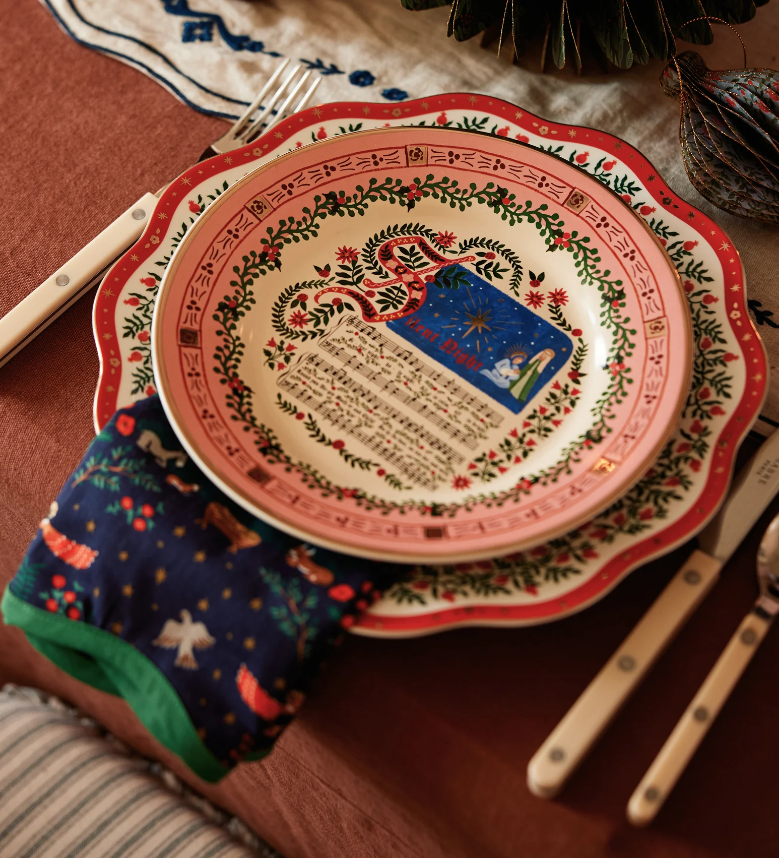 Porcelain Nativity Dinner Plate Set of 4 - Imagen 3
