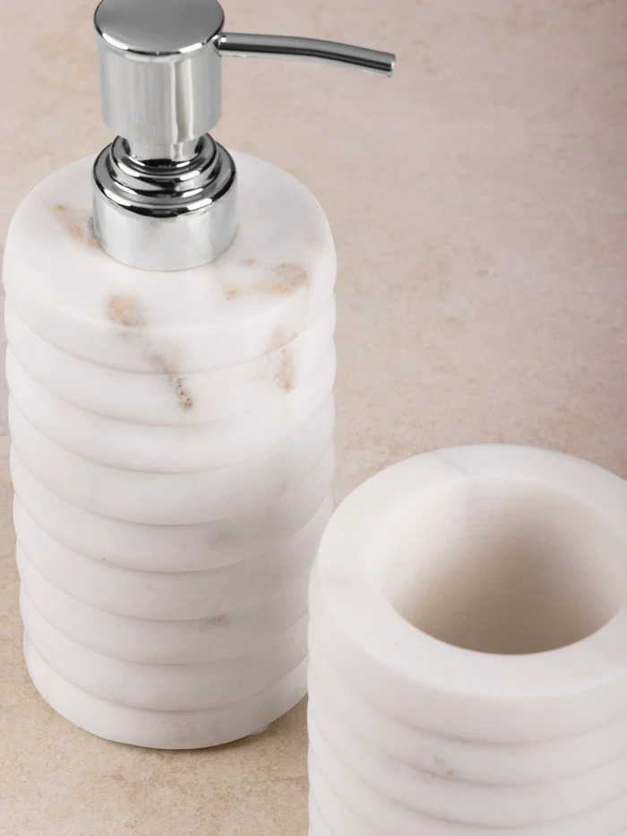 RAAVI RIBBED MARBLE BATH SET - Imagen 3