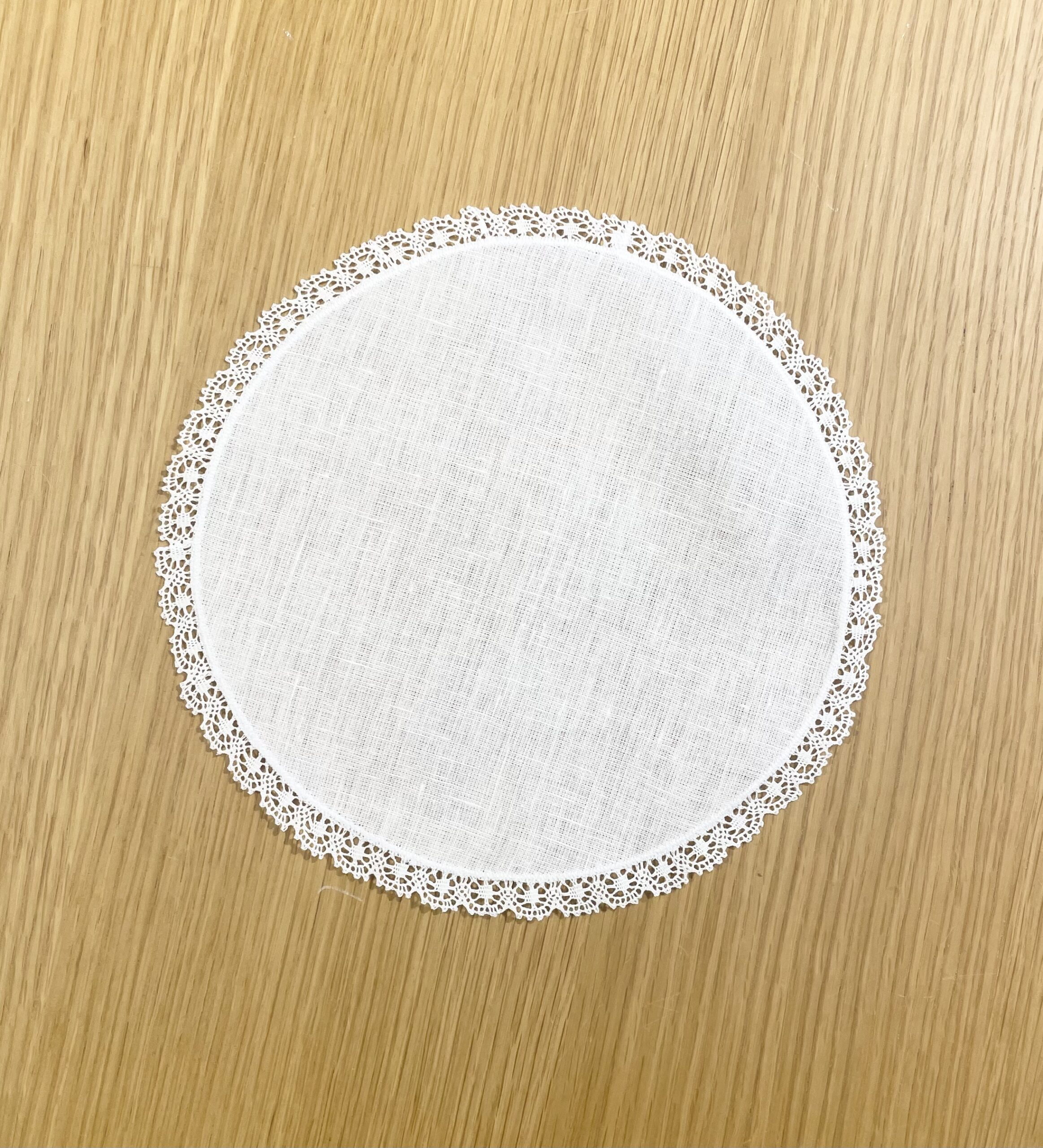 Round Tray Towel With Lace At The Edged 20 CM
