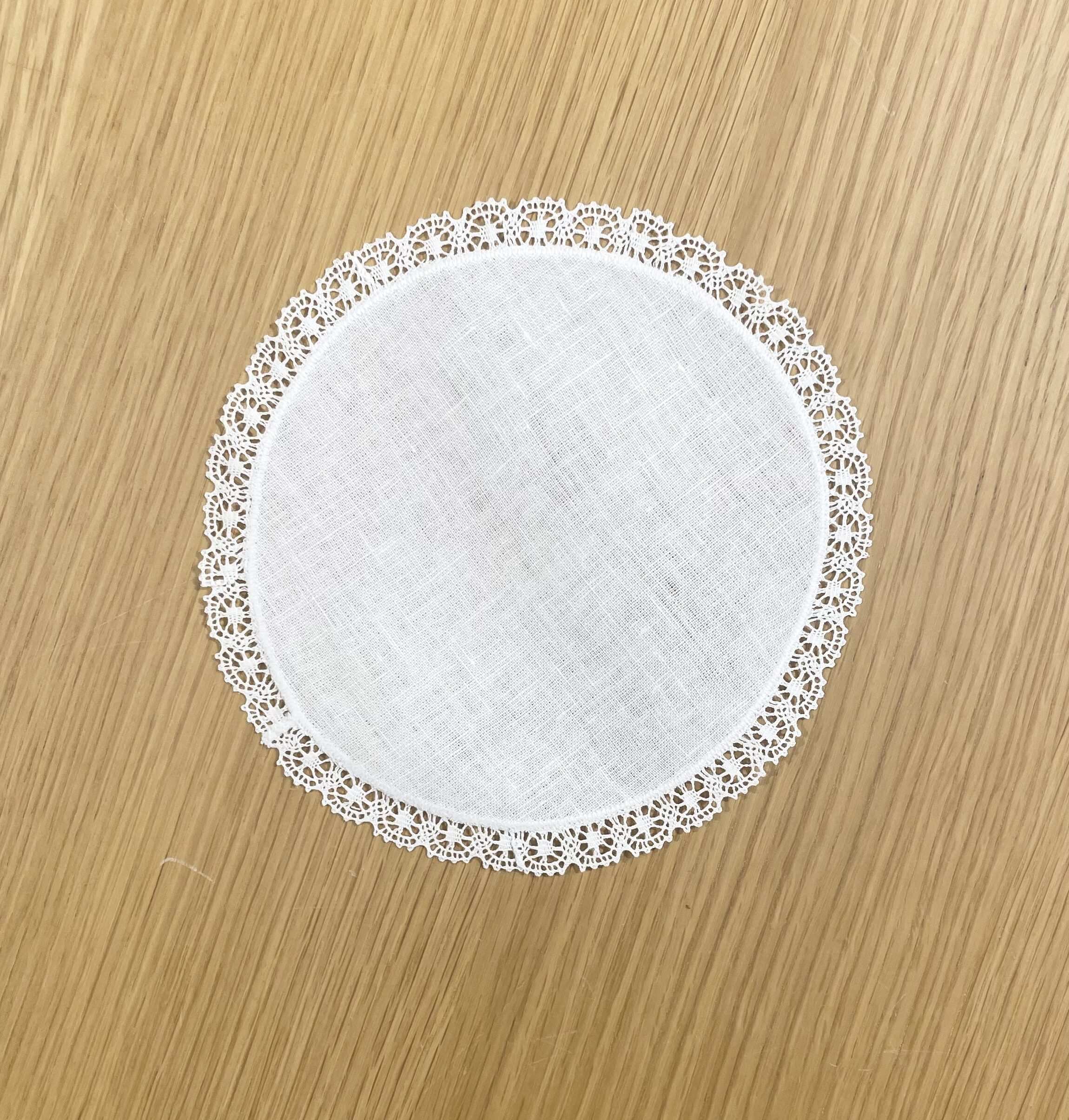 Round Tray Towel With Lace At The Edged 15 CM