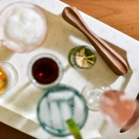 Quatrefoil 18 Handled Traditional Tray Ecru - Imagen 3