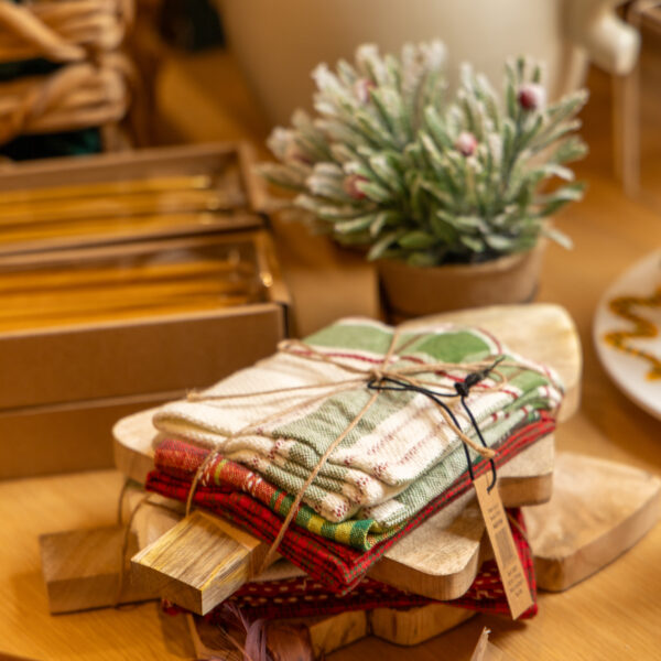 Mango Wood Cutting Board w/ Dish Cloths S/4