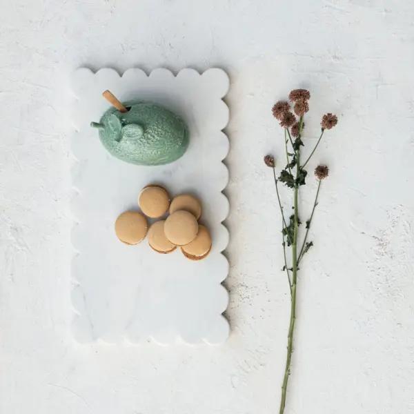 Marble Cheese/Cutting Board w/ Scalloped Edge, White - Imagen 2