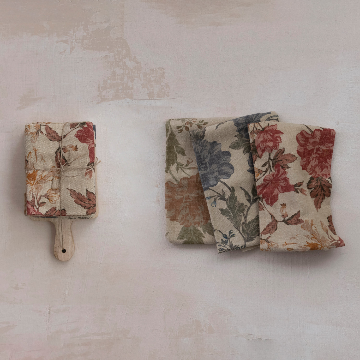 (3) Cotton Chambray Tea Towels & (1) Mango Wood Board Set - Imagen 2