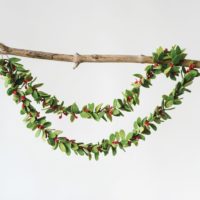 FELT LEAF GARLAND W/ RED BERRIES, 2 STYLES - Imagen 3